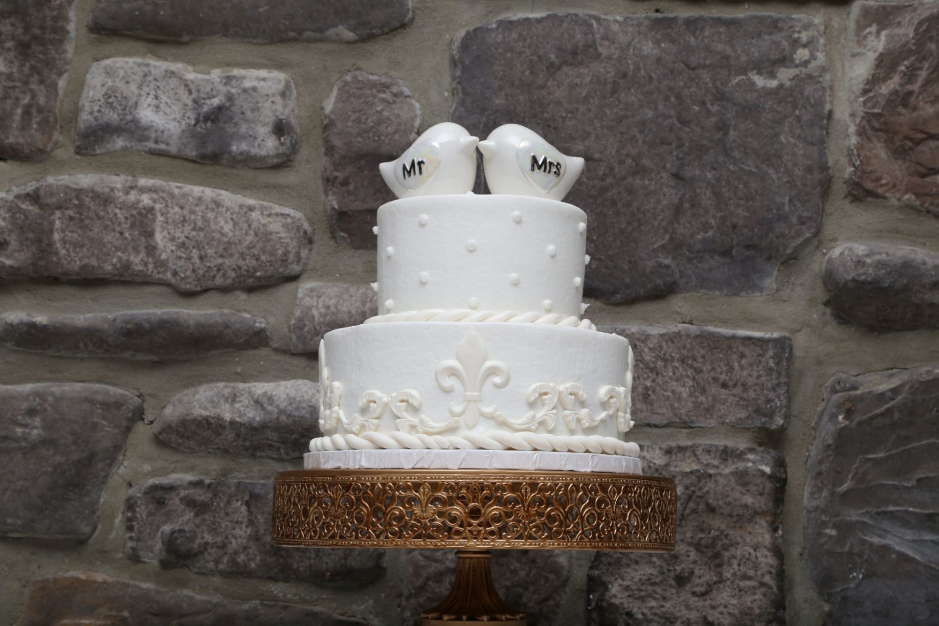 Dove topped wedding cake