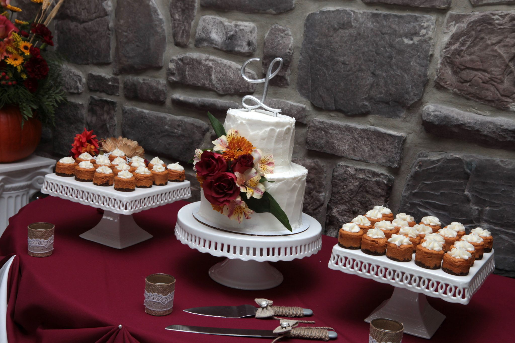 October wedding ideas combining wedding cake with cupcakes