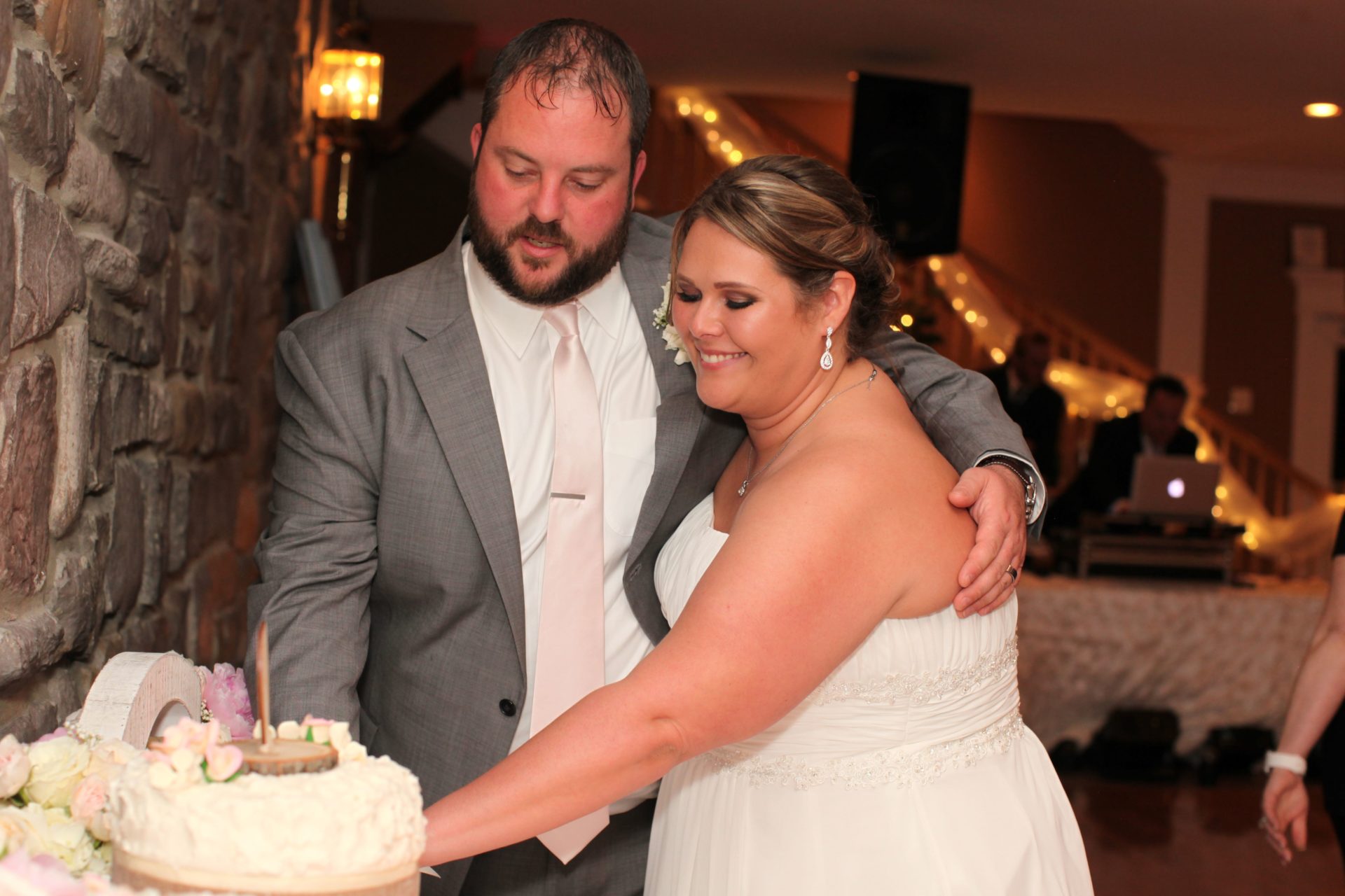 Bride and groom cut the cake at MOrningside Inn