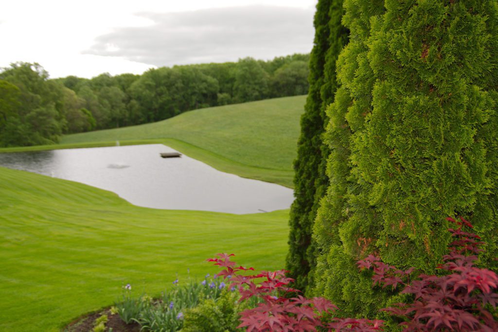 Morningside Inn wedding venue in Frederick Maryland back pond with water fountain.