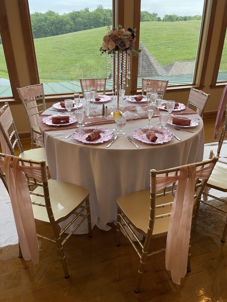 2024 wedding trends at Morningside Inn include metallic elements and bold colors of pink