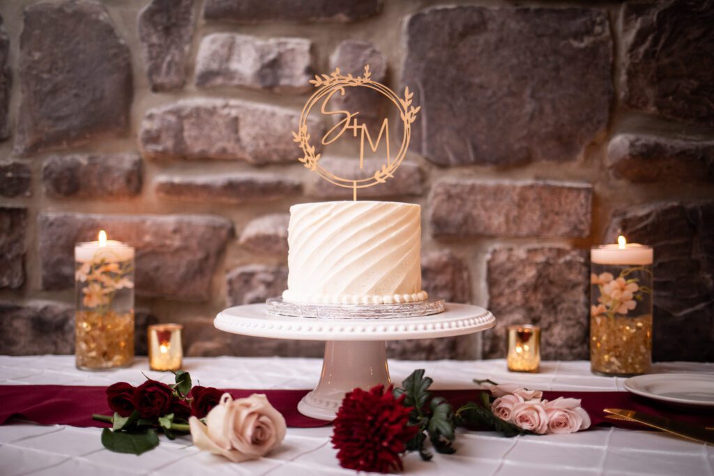 wedding trend 2024 gold cake topper